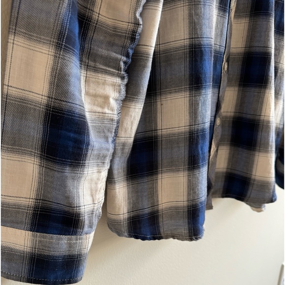 Women’s Size M Levi’s Plaid Button Down Shirt - Picture 7 of 17